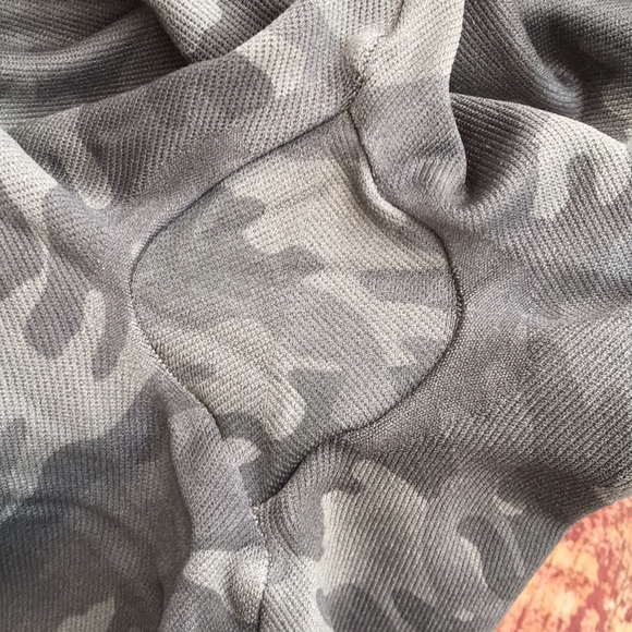 🍄 SPANX Camo Print Look At Me Now Cropped Leggings - Picture 8 of 10